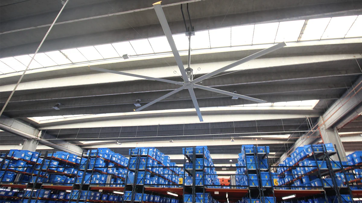 Ventilación HVLS en el almacén logístico de un centro de distribución