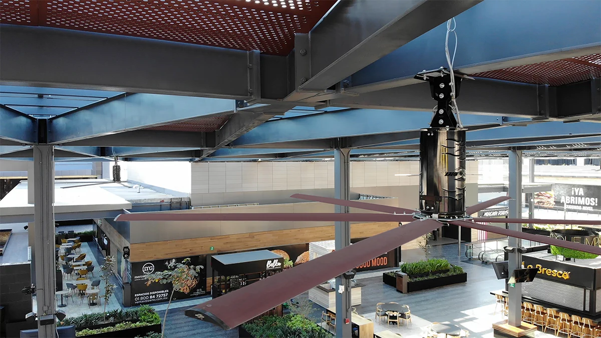 Ventilador HVLS instalado en el área común de un centro comercial