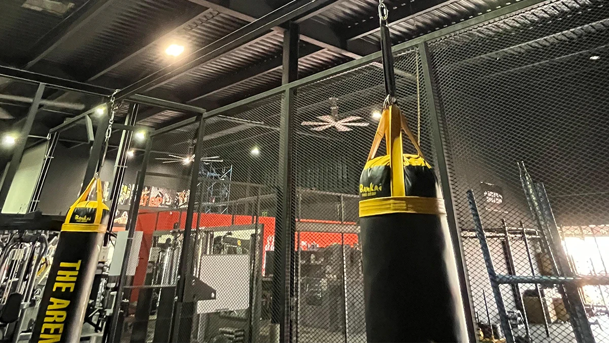 Área de entrenamiento deportivo con sistema de ventilación industrial