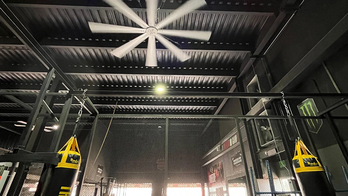 Ventilador HVLS instalado sobre un área deportiva