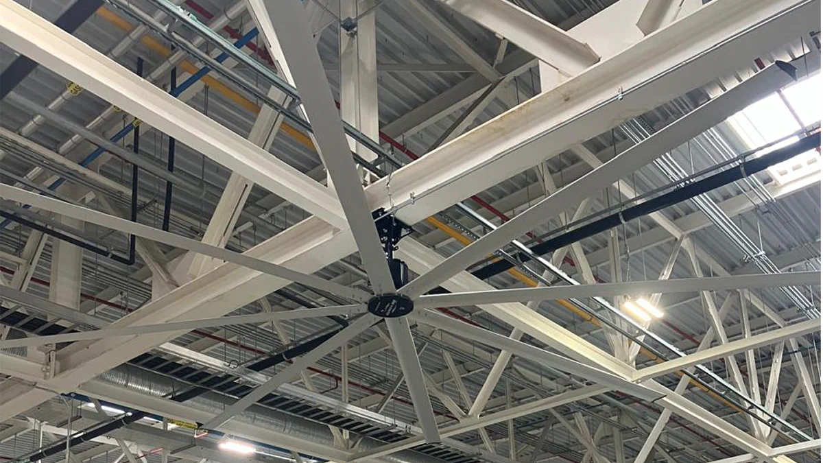 Sistema de ventilación industrial en una nave automotriz