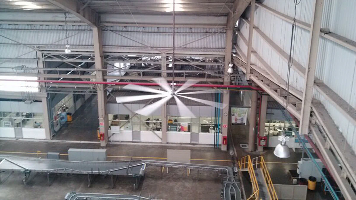 Ventilador HVLS instalado en una planta empacadora